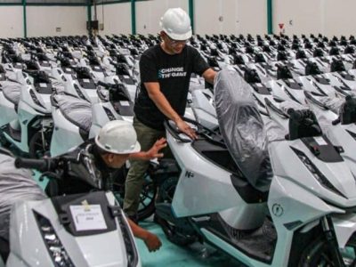 Pekerja memeriksa sepeda motor listrik Alva N3 di pabrik Cikarang sebagai bagian dari ekosistem industri kendaraan listrik Indonesia