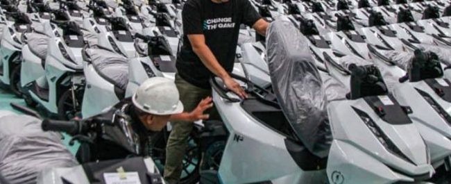Pekerja memeriksa sepeda motor listrik Alva N3 di pabrik Cikarang sebagai bagian dari ekosistem industri kendaraan listrik Indonesia