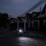 Ilustrasi petugas teknis PLN sedang melakukan pemeliharaan jaringan listrik untuk menjaga stabilitas sistem kelistrikan