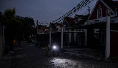 Ilustrasi petugas teknis PLN sedang melakukan pemeliharaan jaringan listrik untuk menjaga stabilitas sistem kelistrikan