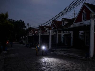 Ilustrasi petugas teknis PLN sedang melakukan pemeliharaan jaringan listrik untuk menjaga stabilitas sistem kelistrikan
