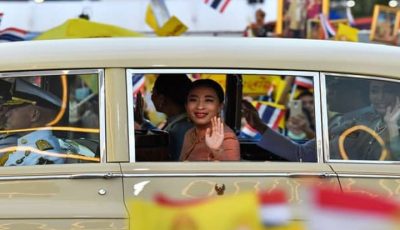 Arsip foto Putri Bajrakitiyabha bersama Raja Maha Vajiralongkorn dan Ratu Suthida saat menyapa masyarakat di Istana Agung Bangkok