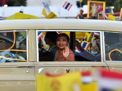 Arsip foto Putri Bajrakitiyabha bersama Raja Maha Vajiralongkorn dan Ratu Suthida saat menyapa masyarakat di Istana Agung Bangkok