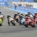 Aksi start para pembalap kelas utama MotoGP di sirkuit untuk memperebutkan posisi terdepan