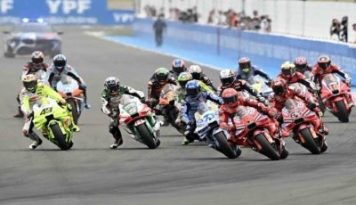 Aksi start para pembalap kelas utama MotoGP di sirkuit untuk memperebutkan posisi terdepan