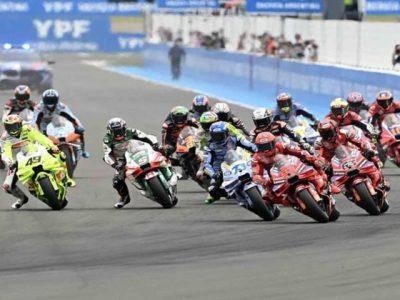 Aksi start para pembalap kelas utama MotoGP di sirkuit untuk memperebutkan posisi terdepan