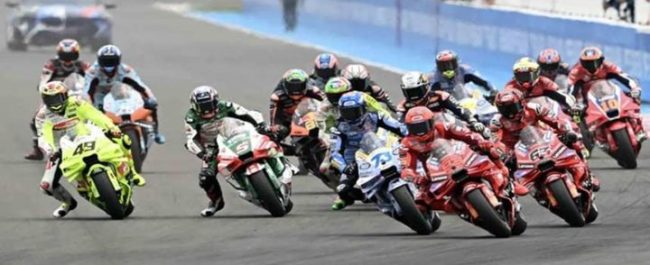 Aksi start para pembalap kelas utama MotoGP di sirkuit untuk memperebutkan posisi terdepan