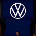 Logo ikonik otomotif Volkswagen atau VW yang terpasang di salah satu fasilitas manufaktur