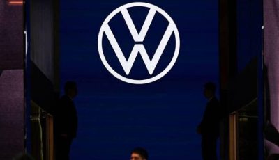 Logo ikonik otomotif Volkswagen atau VW yang terpasang di salah satu fasilitas manufaktur