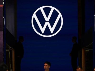 Logo ikonik otomotif Volkswagen atau VW yang terpasang di salah satu fasilitas manufaktur