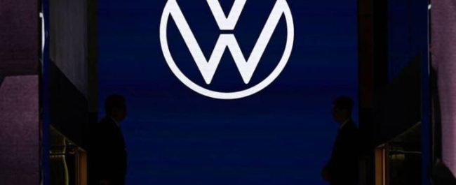 Logo ikonik otomotif Volkswagen atau VW yang terpasang di salah satu fasilitas manufaktur