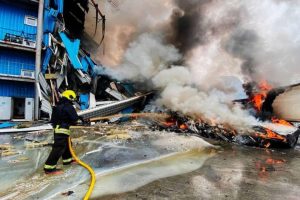 Kondisi bangunan apartemen di Kyiv yang hancur dan terbakar akibat hantaman rudal balistik Rusia