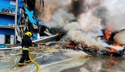 Kondisi bangunan apartemen di Kyiv yang hancur dan terbakar akibat hantaman rudal balistik Rusia