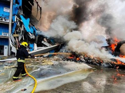 Kondisi bangunan apartemen di Kyiv yang hancur dan terbakar akibat hantaman rudal balistik Rusia