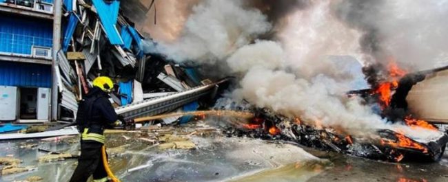 Kondisi bangunan apartemen di Kyiv yang hancur dan terbakar akibat hantaman rudal balistik Rusia