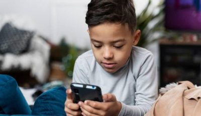Ilustrasi keamanan siber dan pembatasan akses media sosial serta AI chatbot untuk perlindungan anak di bawah umur