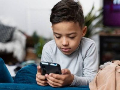 Ilustrasi keamanan siber dan pembatasan akses media sosial serta AI chatbot untuk perlindungan anak di bawah umur