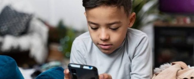 Ilustrasi keamanan siber dan pembatasan akses media sosial serta AI chatbot untuk perlindungan anak di bawah umur