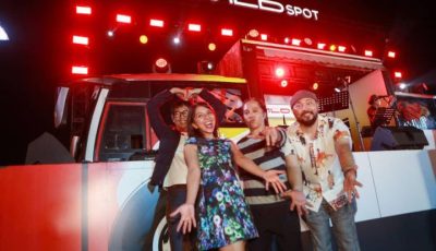 Penampilan grup musik Mocca di atas panggung ikonik Stage Bus Jazz pada gelaran Java Jazz Festival 2026 di NICE PIK 2