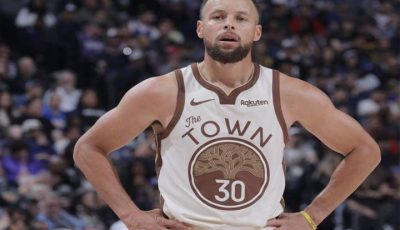Bintang Golden State Warriors Stephen Curry yang resmi menjalin kerja sama kontrak 10 tahun dengan Li-Ning