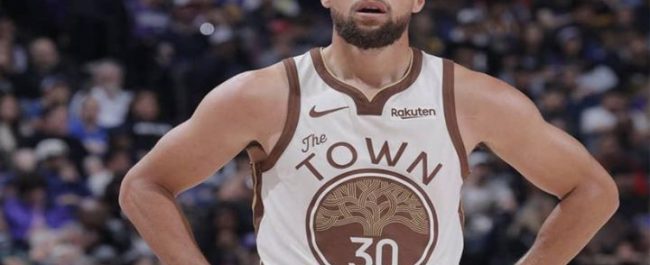 Bintang Golden State Warriors Stephen Curry yang resmi menjalin kerja sama kontrak 10 tahun dengan Li-Ning