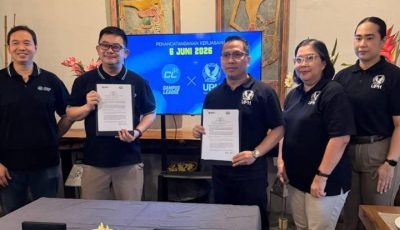 CEO Campus League Ryan Gozali dan AVP Student Development UPH Andry M Panjaitan saat penandatanganan MoU di kampus UPH Karawaci