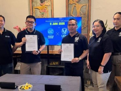CEO Campus League Ryan Gozali dan AVP Student Development UPH Andry M Panjaitan saat penandatanganan MoU di kampus UPH Karawaci