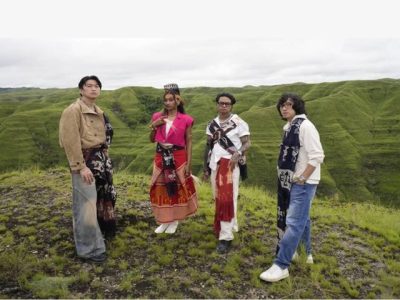 Grup musik Weird Genius bersama solois Novia Bachmid saat peluncuran single terbaru Your Side