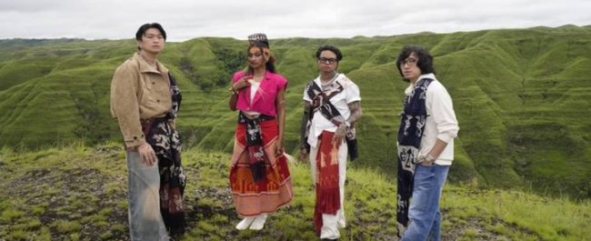 Grup musik Weird Genius bersama solois Novia Bachmid saat peluncuran single terbaru Your Side