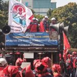 Aksi penyampaian aspirasi perwakilan Serikat Pekerja PLN Indonesia Power Services di depan gedung Kementerian Ketenagakerjaan