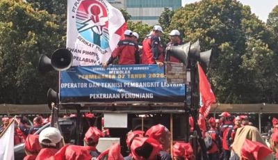 Aksi penyampaian aspirasi perwakilan Serikat Pekerja PLN Indonesia Power Services di depan gedung Kementerian Ketenagakerjaan