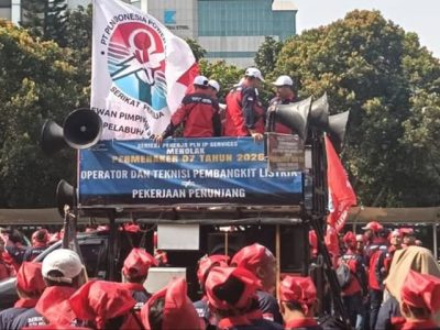 Aksi penyampaian aspirasi perwakilan Serikat Pekerja PLN Indonesia Power Services di depan gedung Kementerian Ketenagakerjaan