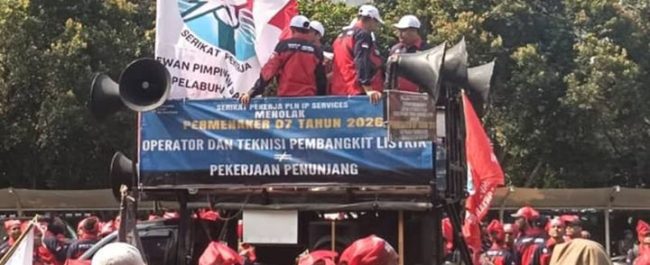 Aksi penyampaian aspirasi perwakilan Serikat Pekerja PLN Indonesia Power Services di depan gedung Kementerian Ketenagakerjaan
