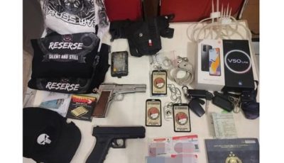 Barang bukti berupa senjata airgun, atribut reserse, dan tanda pengenal palsu yang disita dari komplotan polisi gadungan di Tangerang