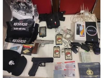 Barang bukti berupa senjata airgun, atribut reserse, dan tanda pengenal palsu yang disita dari komplotan polisi gadungan di Tangerang