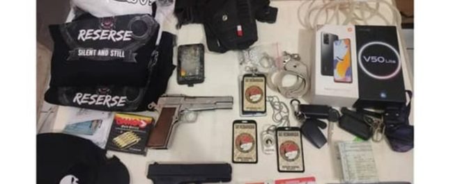 Barang bukti berupa senjata airgun, atribut reserse, dan tanda pengenal palsu yang disita dari komplotan polisi gadungan di Tangerang