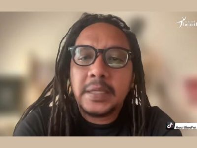 Penulis dan peneliti Berto Tukan saat membagikan pemaparan mengenai ekosistem seni dan buku Bercermin pada yang Sudah dalam program Philosophy Now