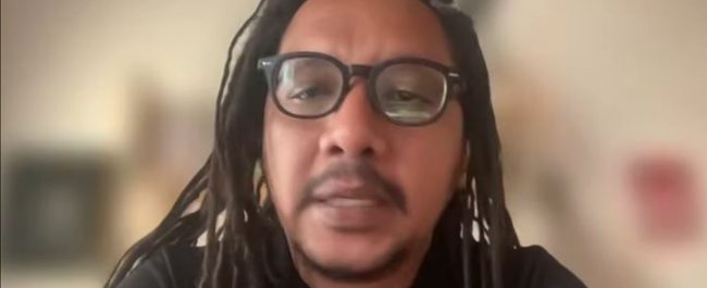 Penulis dan peneliti Berto Tukan saat membagikan pemaparan mengenai ekosistem seni dan buku Bercermin pada yang Sudah dalam program Philosophy Now