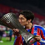 Gelandang serang Crystal Palace Daichi Kamada saat memegang trofi UEFA Conference League