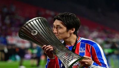 Gelandang serang Crystal Palace Daichi Kamada saat memegang trofi UEFA Conference League