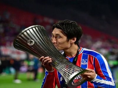Gelandang serang Crystal Palace Daichi Kamada saat memegang trofi UEFA Conference League