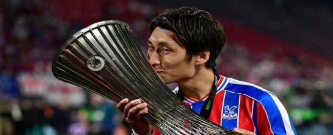 Gelandang serang Crystal Palace Daichi Kamada saat memegang trofi UEFA Conference League