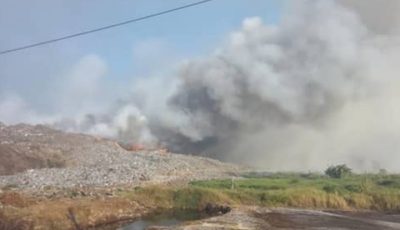 Kondisi asap membubung tinggi akibat kebakaran hebat yang melanda Tempat Pembuangan Akhir TPA Jatiwaringin di Mauk Tangerang
