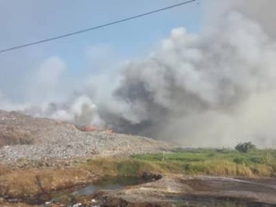 Kondisi asap membubung tinggi akibat kebakaran hebat yang melanda Tempat Pembuangan Akhir TPA Jatiwaringin di Mauk Tangerang