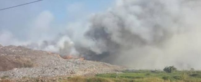Kondisi asap membubung tinggi akibat kebakaran hebat yang melanda Tempat Pembuangan Akhir TPA Jatiwaringin di Mauk Tangerang
