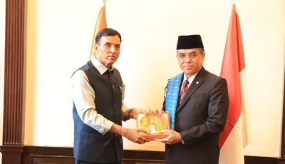 Menteri Ketenagakerjaan RI Yassierli saat bersalaman dengan Menaker India Mansukh Mandaviya di sela-sela forum BRICS LEMM