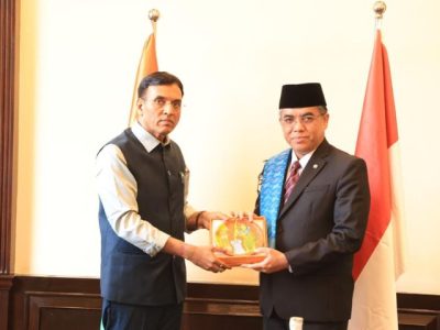 Menteri Ketenagakerjaan RI Yassierli saat bersalaman dengan Menaker India Mansukh Mandaviya di sela-sela forum BRICS LEMM
