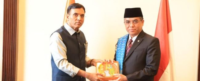 Menteri Ketenagakerjaan RI Yassierli saat bersalaman dengan Menaker India Mansukh Mandaviya di sela-sela forum BRICS LEMM