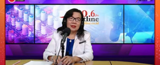 Tenaga kesehatan saat memberikan edukasi mengenai pola demam tifoid akibat infeksi bakteri Salmonella typhi