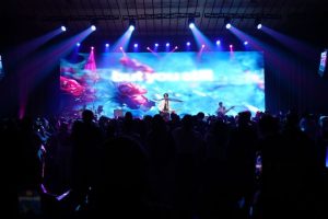 Suasana panggung konser Lullaboy saat berduet bersama musisi Indonesia di The Music Hall Jakarta